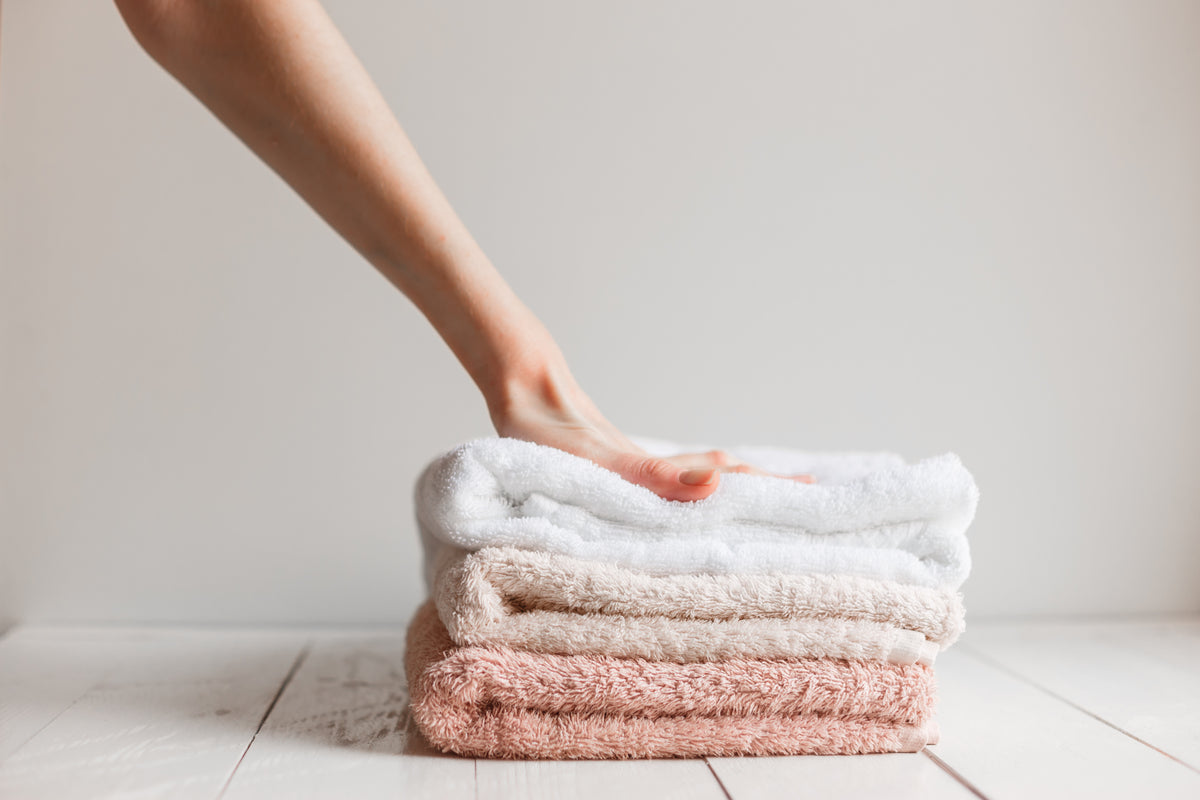 https://www.robesnmore.com/cdn/shop/articles/how-to-wash-towels_1200x800.jpg?v=1558534129